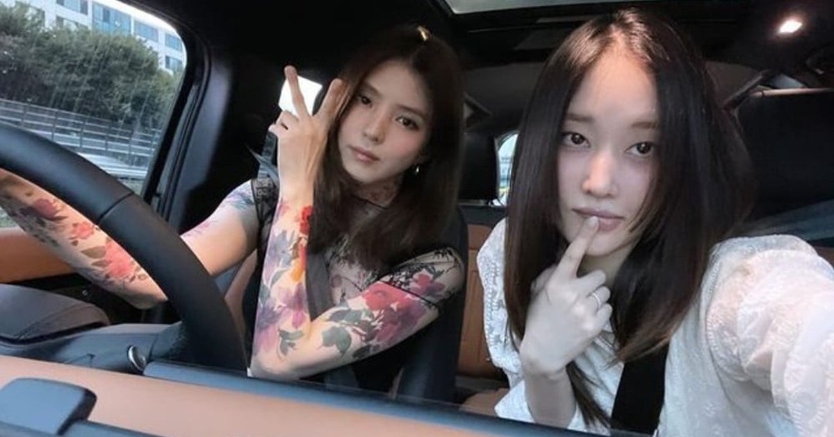 Han So Hee và Jeon Jong Seo gây tranh cãi với bức ảnh chụp trên ô tô