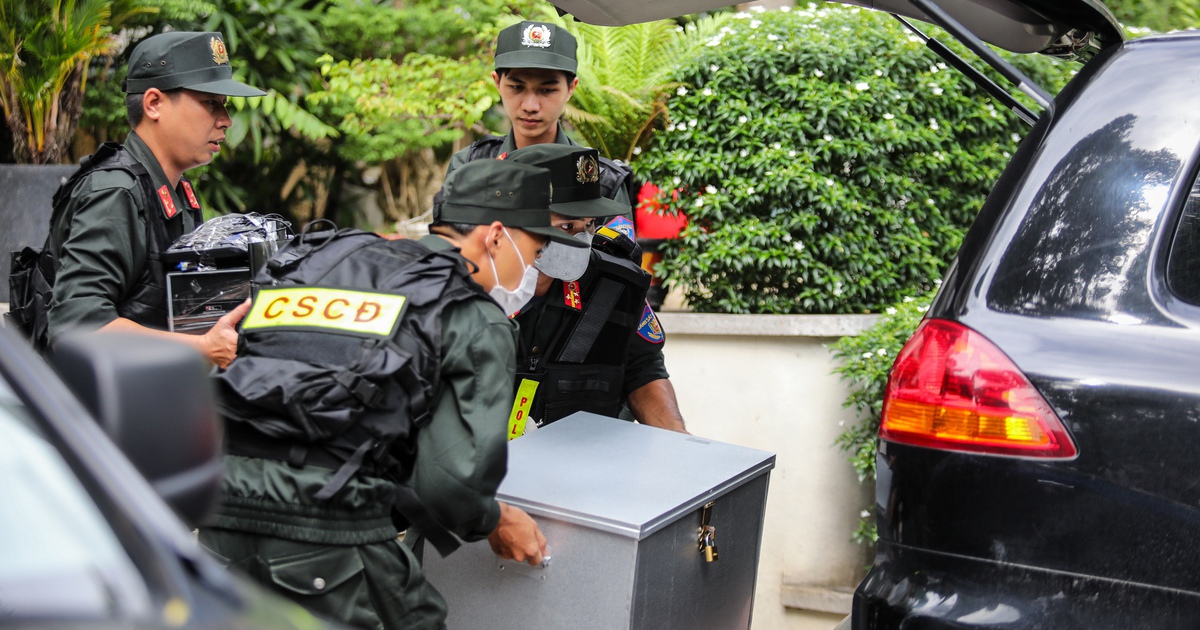 Hình ảnh công an làm việc, thu giữ nhiều vật chứng tại nhà CEO Quốc Cường Gia Lai