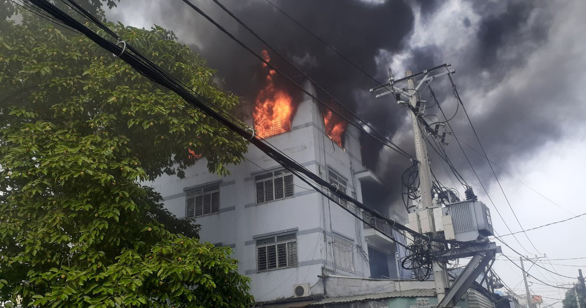 TP.HCM: Cháy công ty nón bảo hiểm ở Bình Tân, giải cứu  nhiều công nhân