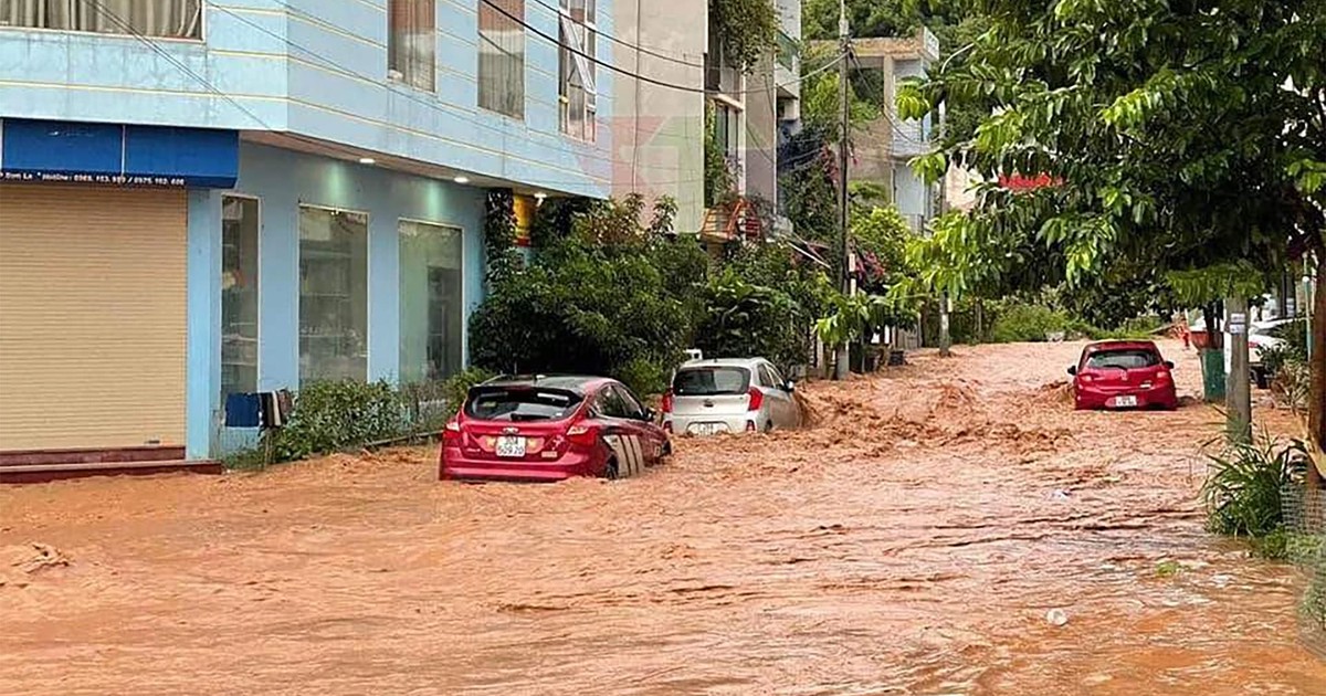 Lũ cuồn cuộn trên đường phố Sơn La, nhiều tuyến đường bị sạt lở