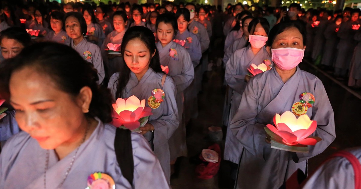 Lễ Vu lan rằm tháng 7: Ý nghĩa báo hiếu cha mẹ và chuyện bông hồng cài áo