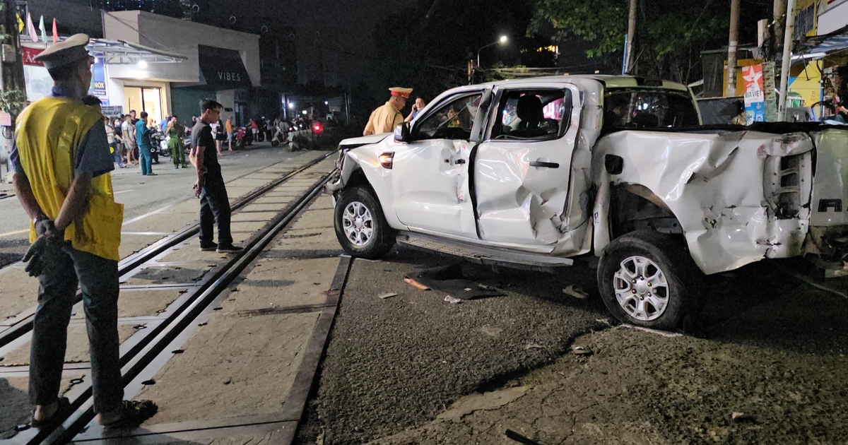 Đồng Nai: Ô tô bán tải bị tàu hỏa hất tung, 2 người tử vong