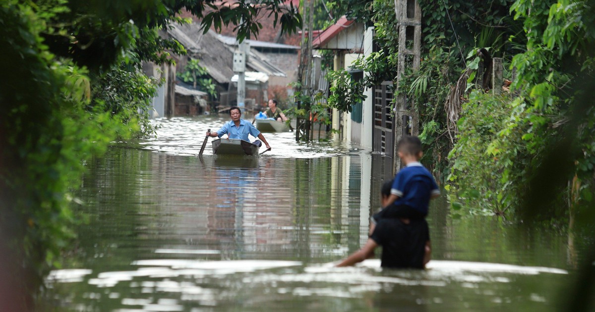 Nước tiếp tục tràn qua đê, người già, trẻ nhỏ vùng rốn lũ Hà Nội đi sơ tán