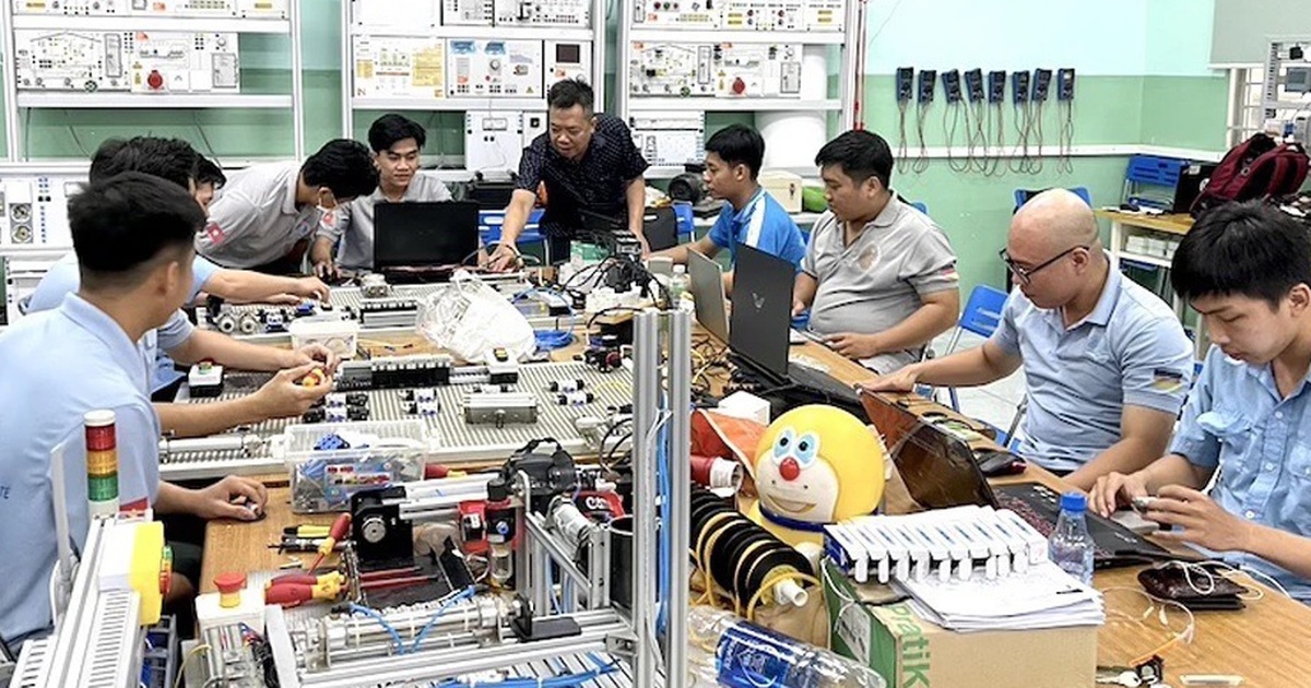 Hồi hộp chờ kết quả thi lớp 10, phụ huynh tìm trường nghề cho con