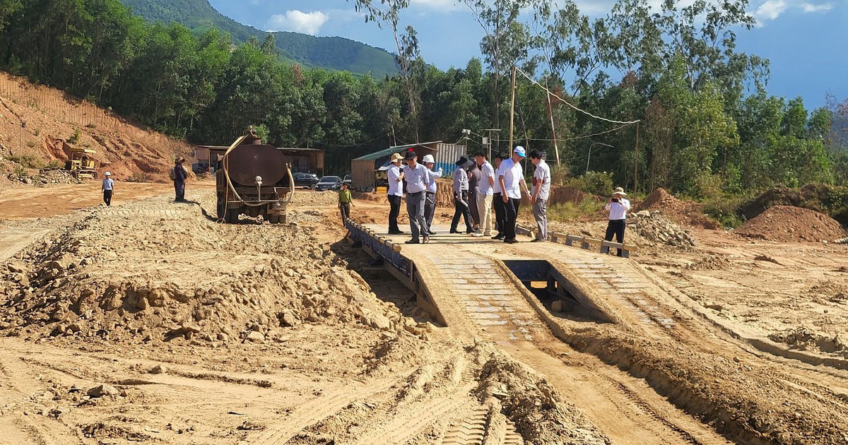 Xe tải chở đất cày nát đường quê: Chủ mỏ đất nói gì?