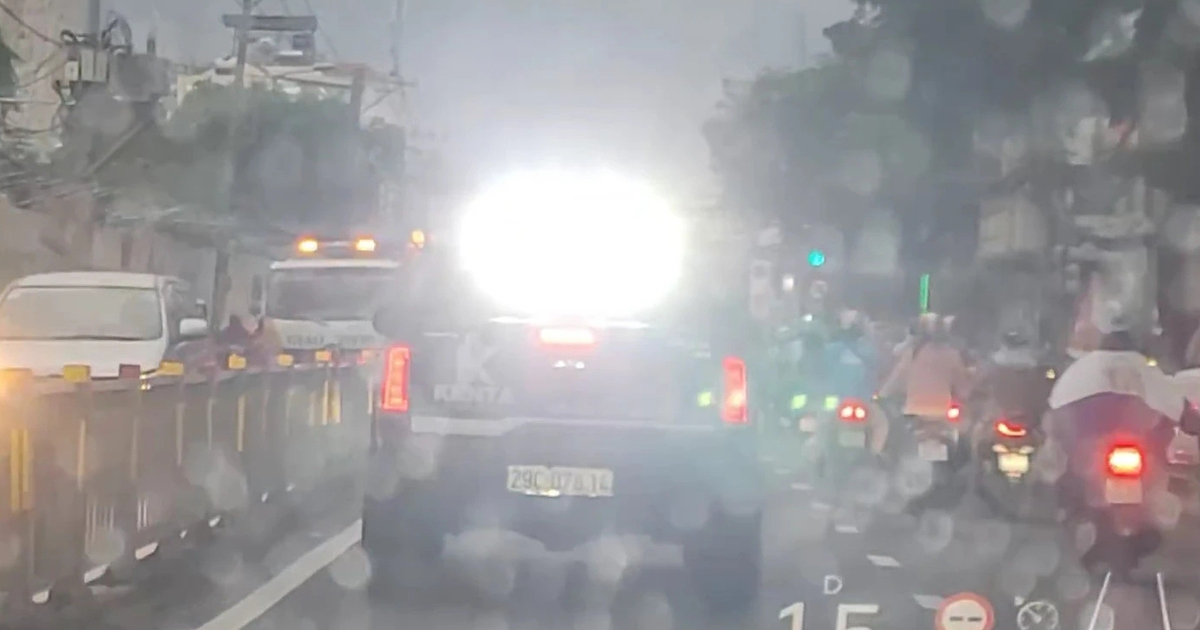 Bức xúc xe ô tô chiếu đèn sáng vào mắt người đi đường ở TP.HCM