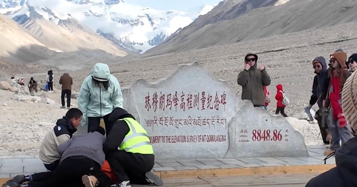 Du khách Trung Quốc đánh nhau dữ dội giành chỗ chụp ảnh trên Everest