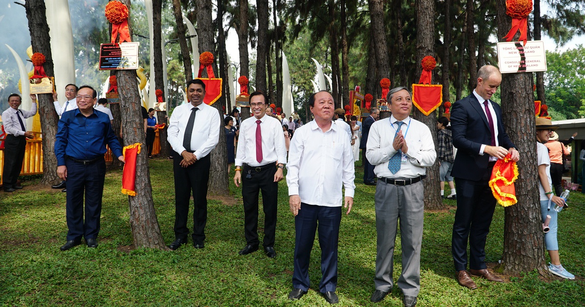 Các tổng lãnh sự quán tham dự lễ khánh thành vườn thông Hữu nghị
