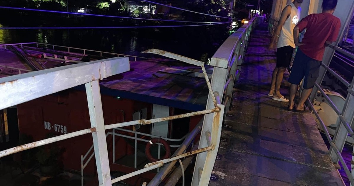 Hải Phòng: Tàu chở hàng đâm biến dạng cầu quay đường sắt Tam Bạc