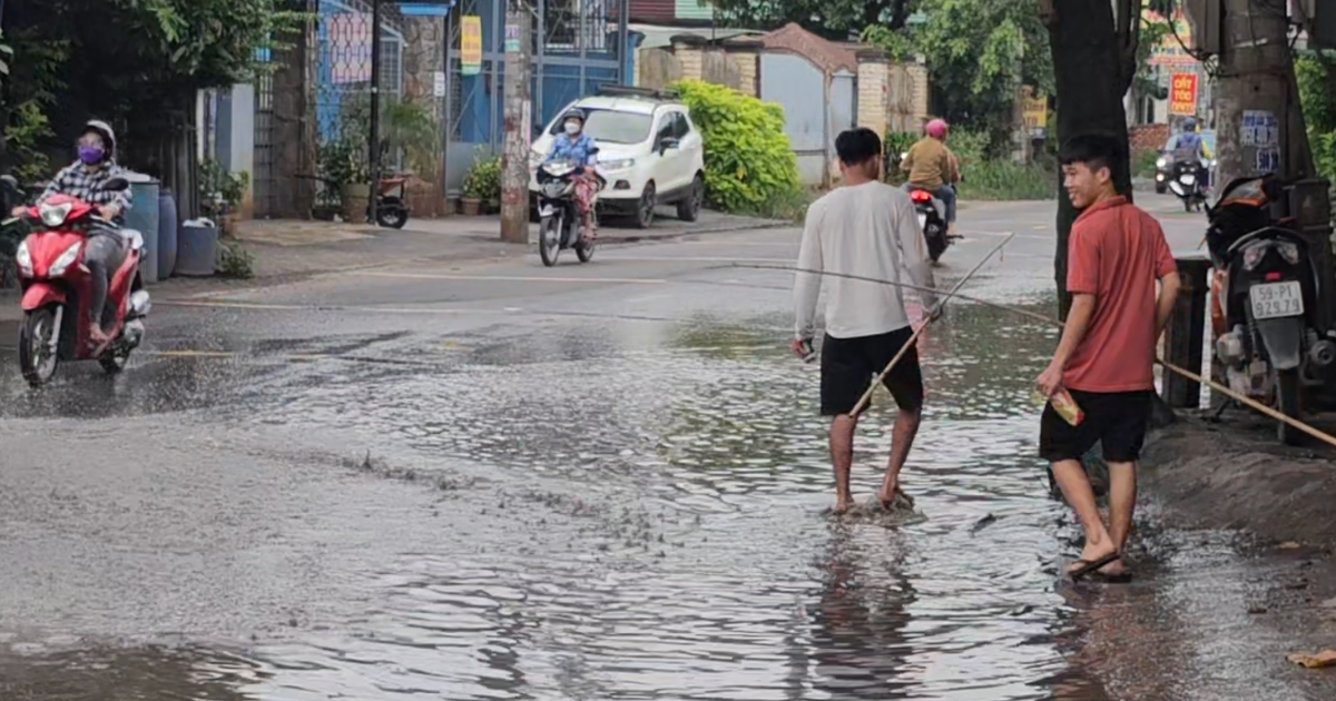 Người dân Nhị Bình, Hóc Môn: Hễ mưa là 'được' lội nước