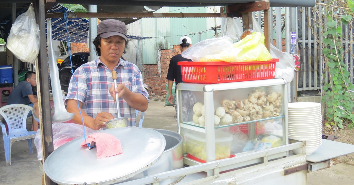 Người đàn ông nấu tô hủ tiếu ngon đến muỗng cuối cùng, nhiều khách quay lại ăn