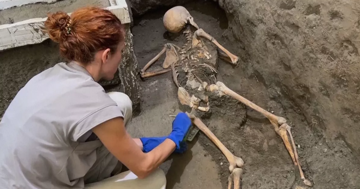 Phát hiện hài cốt ôm kho báu vùi dưới dung nham Pompeii