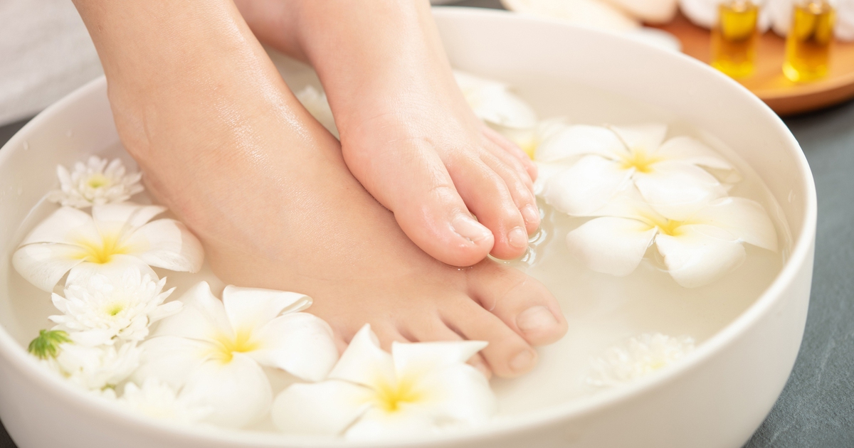 Bác sĩ chỉ cách ngâm thảo dược điều trị đau khớp, rối loạn giấc ngủ