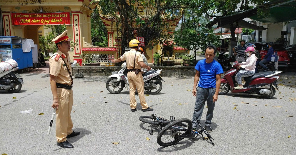 Khởi tố bị can đi xe đạp không chấp hành thổi nồng độ cồn, tấn công cảnh sát