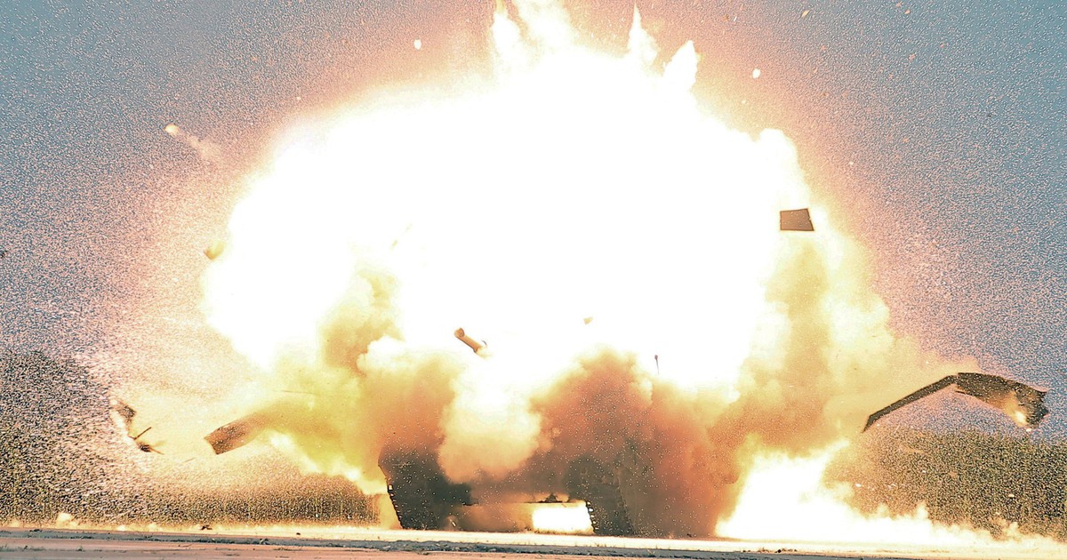 Nhà lãnh đạo Kim Jong-un xem UAV tự sát mới của Triều Tiên diệt 'xe tăng Hàn Quốc'