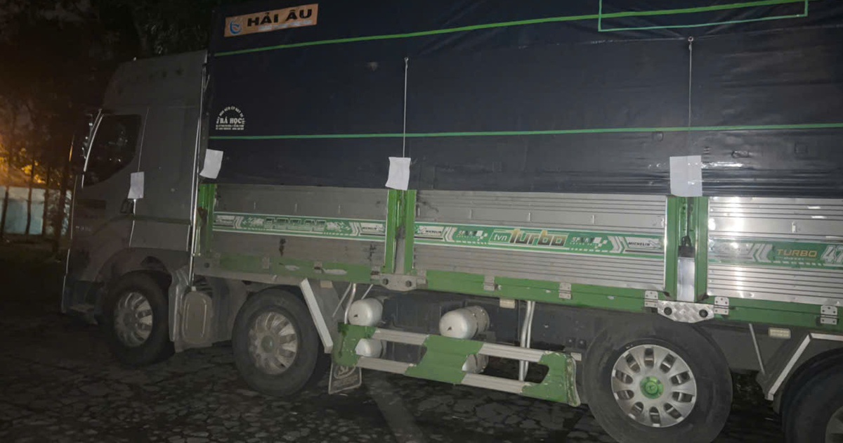 Vụ tài xế khiếu nại QLTT giữ xe trái luật: Chiều nay sẽ khám xe