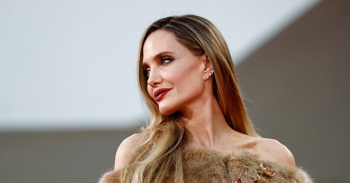 Angelina Jolie quyến rũ trên thảm đỏ Venice, ban tổ chức không để chạm mặt Brad Pitt