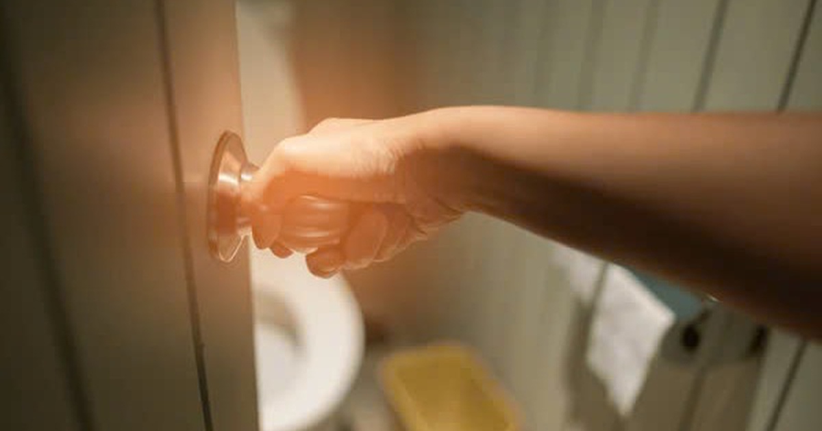 Bác sĩ cảnh báo: Đi vệ sinh lâu có thể nguy hiểm!