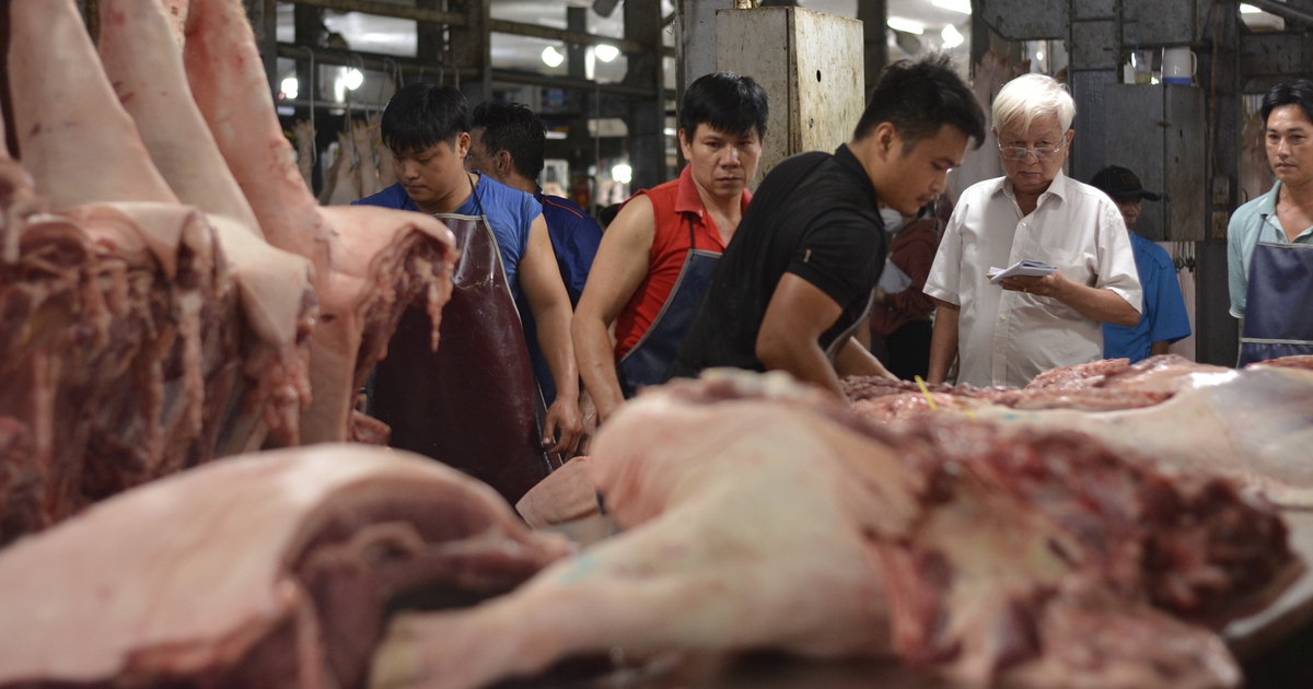 Chợ tự phát quanh chợ đầu mối Bình Điền, do quản lý yếu kém?