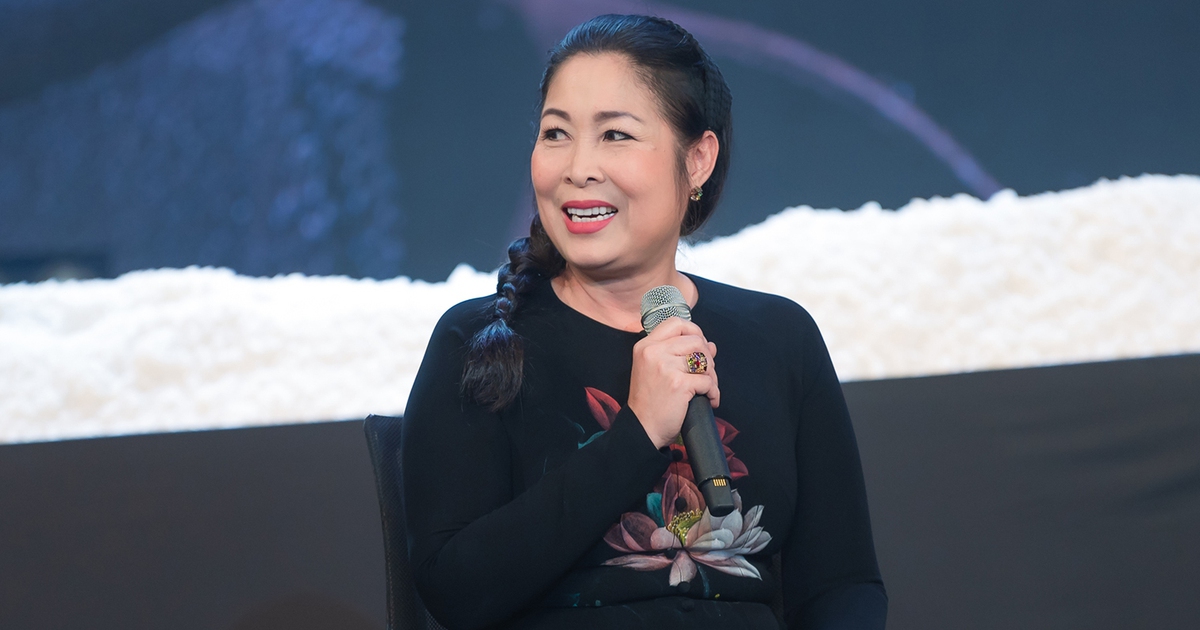 NSND Hồng Vân góp doanh thu sân khấu ủng hộ người dân vùng bão lũ