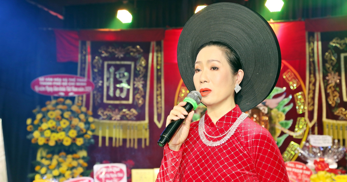 Trịnh Kim Chi góp tiền phụng cúng giỗ Tổ sân khấu cho đồng bào vùng lũ