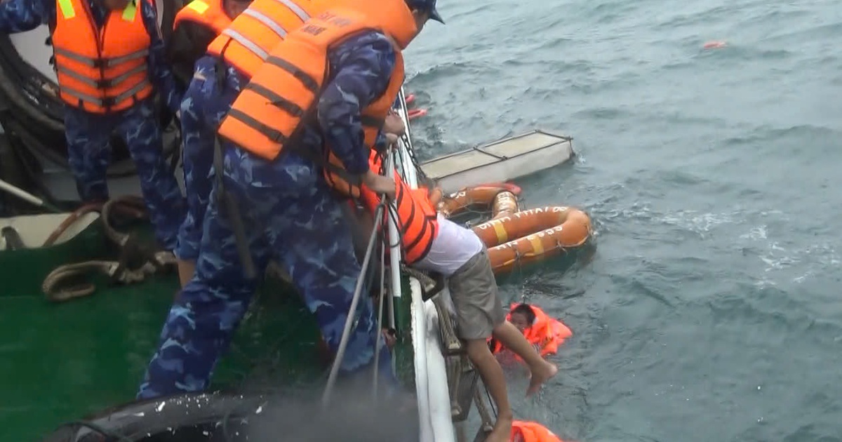 Vụ tàu hàng chìm trên biển Quảng Nam: 8 thuyền viên gặp nạn vào bờ an toàn