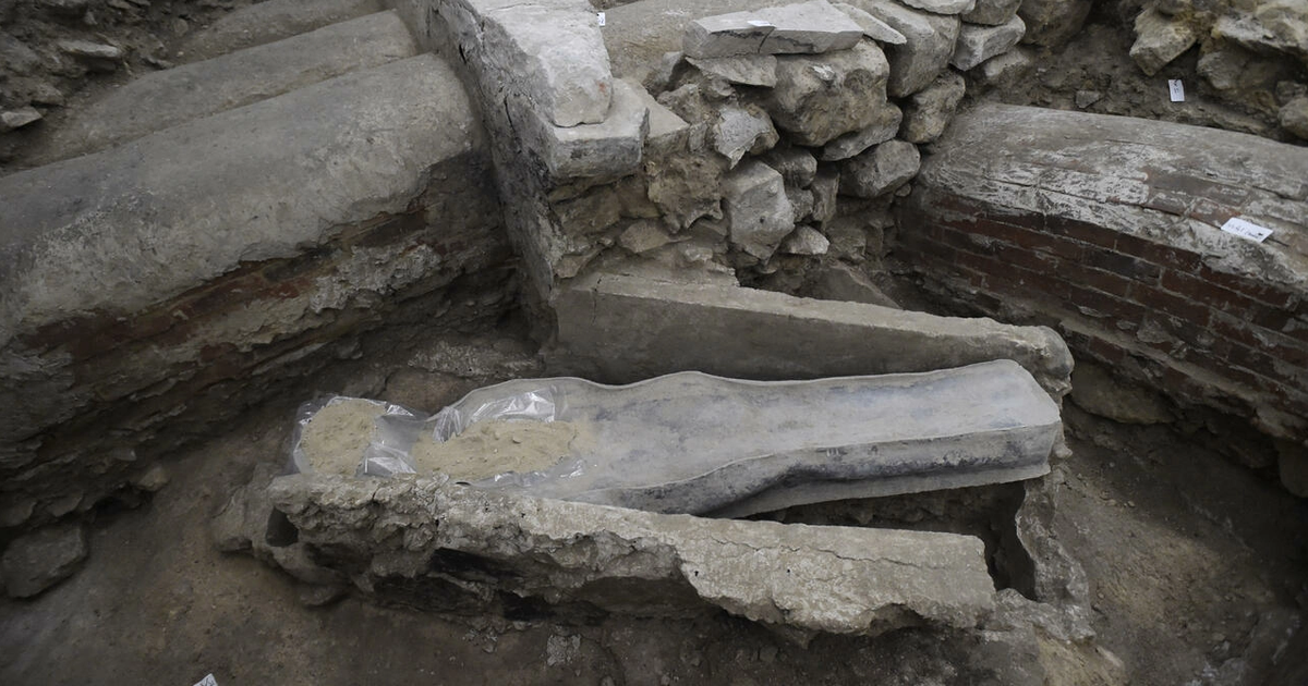 Giải mã bí ẩn hai quan tài dưới nhà thờ Đức Bà Paris