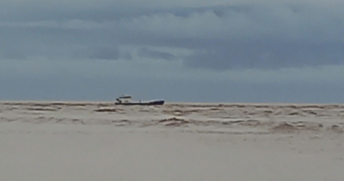 Quảng Bình: Một tàu hàng bị cuốn trôi khi đang neo đậu tránh bão số 4