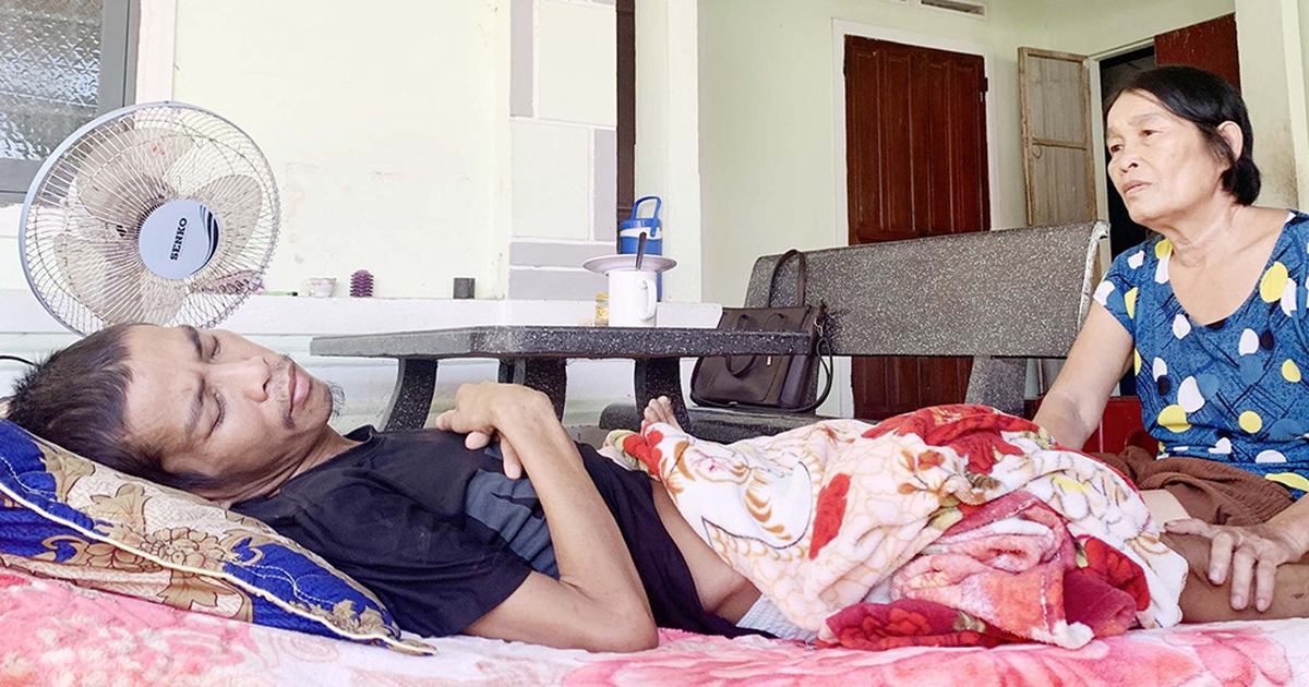 Cha mẹ già bươn chải kiếm tiền chữa bệnh cho con trai