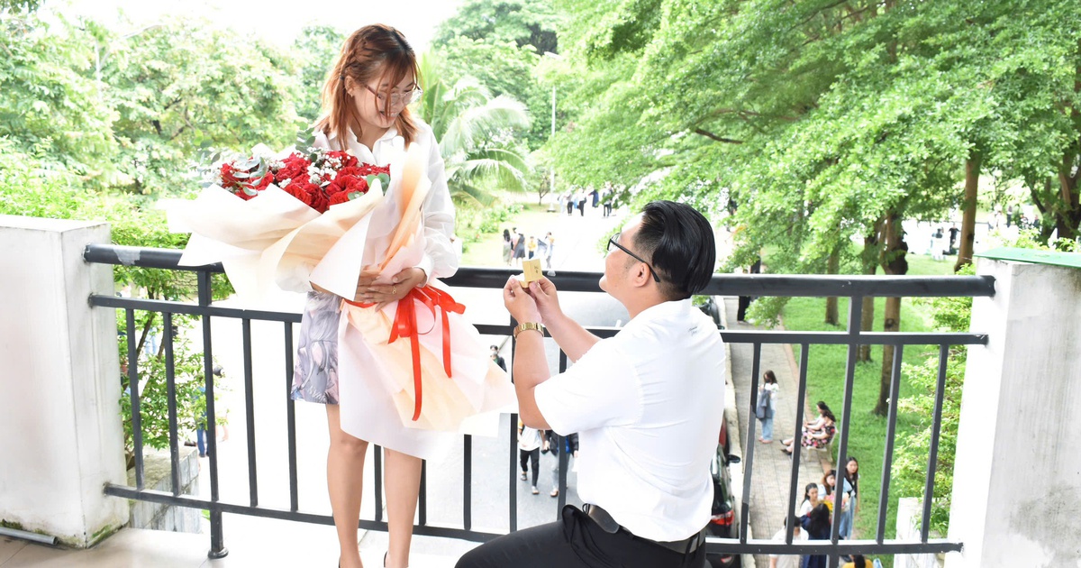 Sau 4 năm yêu nhau, cô gái được chàng trai cầu hôn trong ngày tốt nghiệp