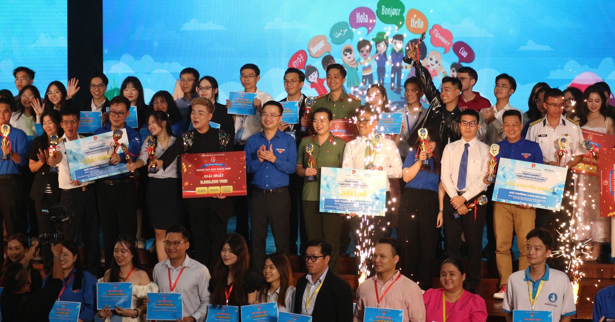 Ai giành được chuyến đi nước ngoài sau Hội trại thanh niên làm chủ ngoại ngữ?