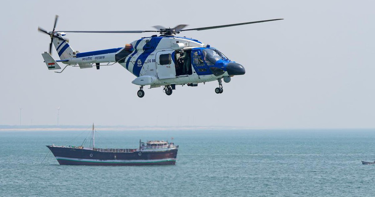 Trực thăng Ấn Độ hạ cánh khẩn trên biển khi đang cứu hộ