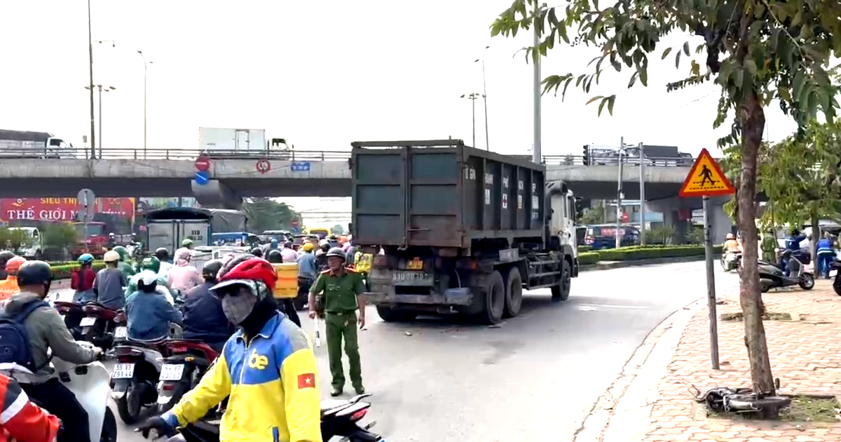 Tr&ecirc;n đường l&atilde;nh lương hưu về, cụ &ocirc;ng bị xe tải cuốn v&agrave;o gầm