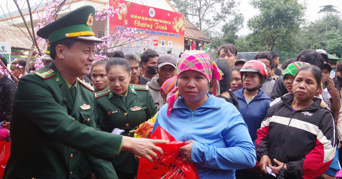 Bi&ecirc;n ph&ograve;ng Quảng Trị tặng qu&agrave;, mang tết đến sớm với đồng b&agrave;o v&ugrave;ng n&uacute;i