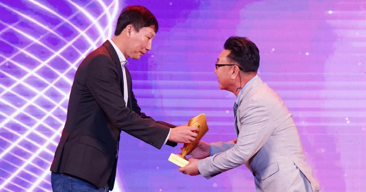 Coach Kim Sang-sik and goalkeeper Dinh Trieu presented important awards at the Victory Cup