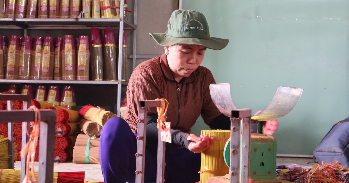 Làng nghề ở TP.HCM mùa tết: Làng nhang Lê Minh Xuân 100 năm tuổi