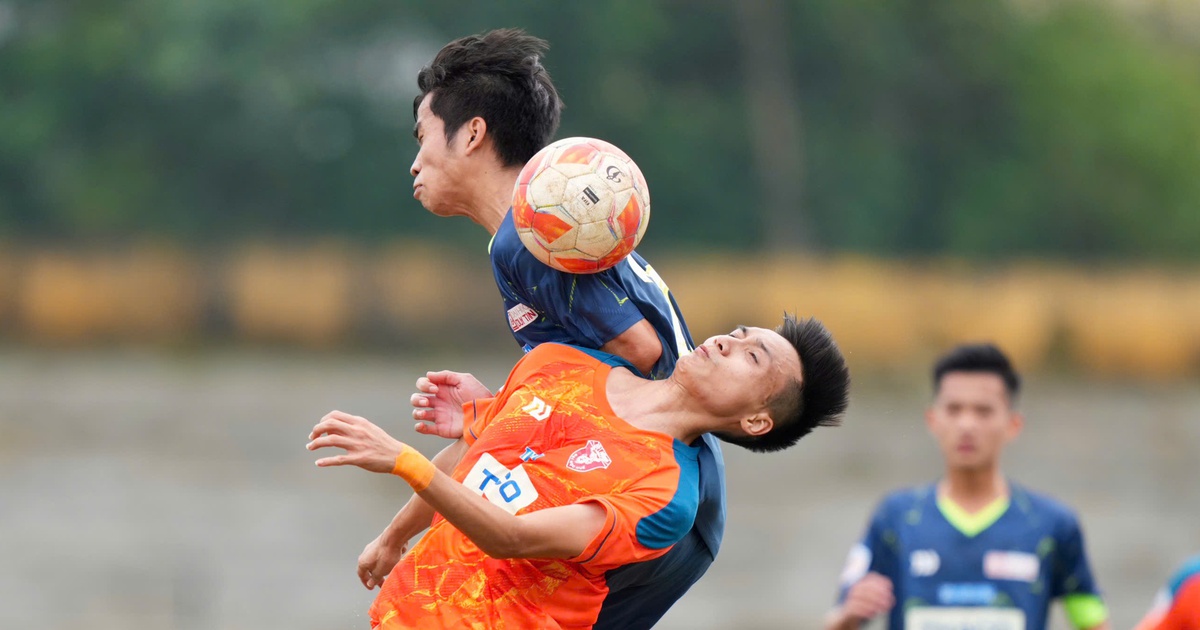 The ‘future doctor’ of the Hue University team brought books and studied for exams while playing soccer