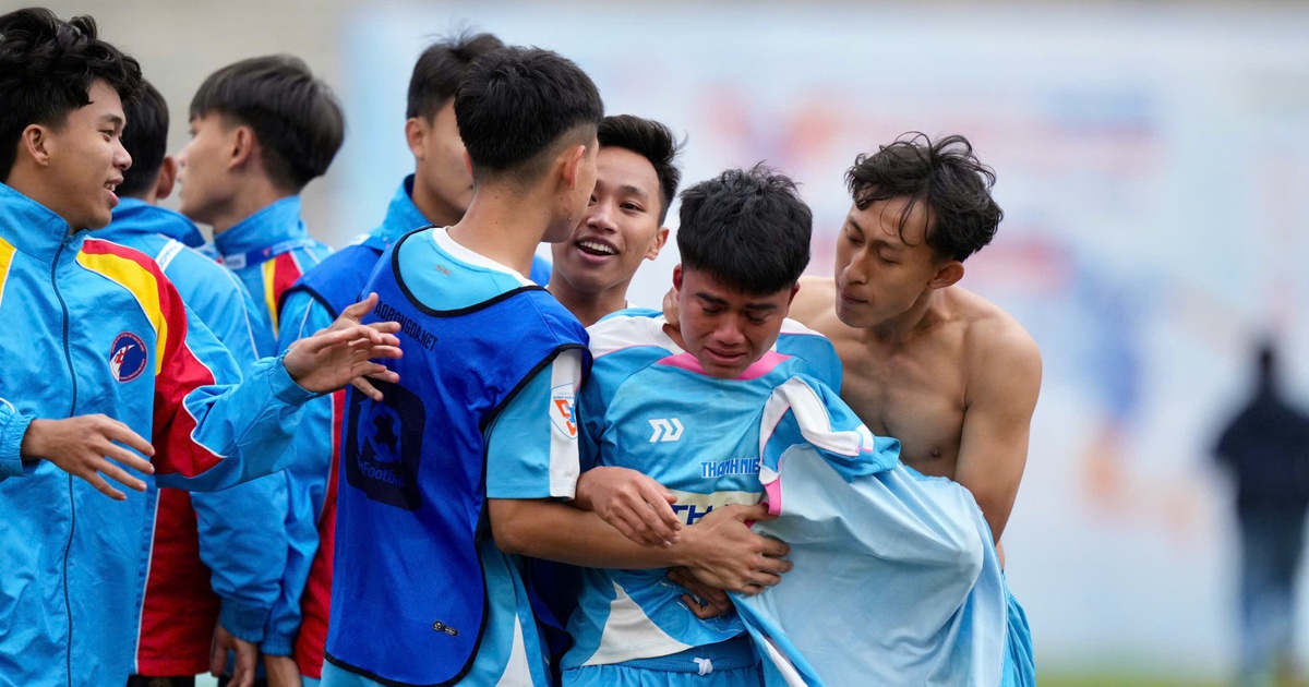 Tears of two emotions, coach Tran Huu Dong Trieu and his team stopped walking