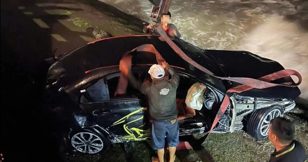 Xe Mercedes lao xuống biển Nha Trang lúc rạng sáng