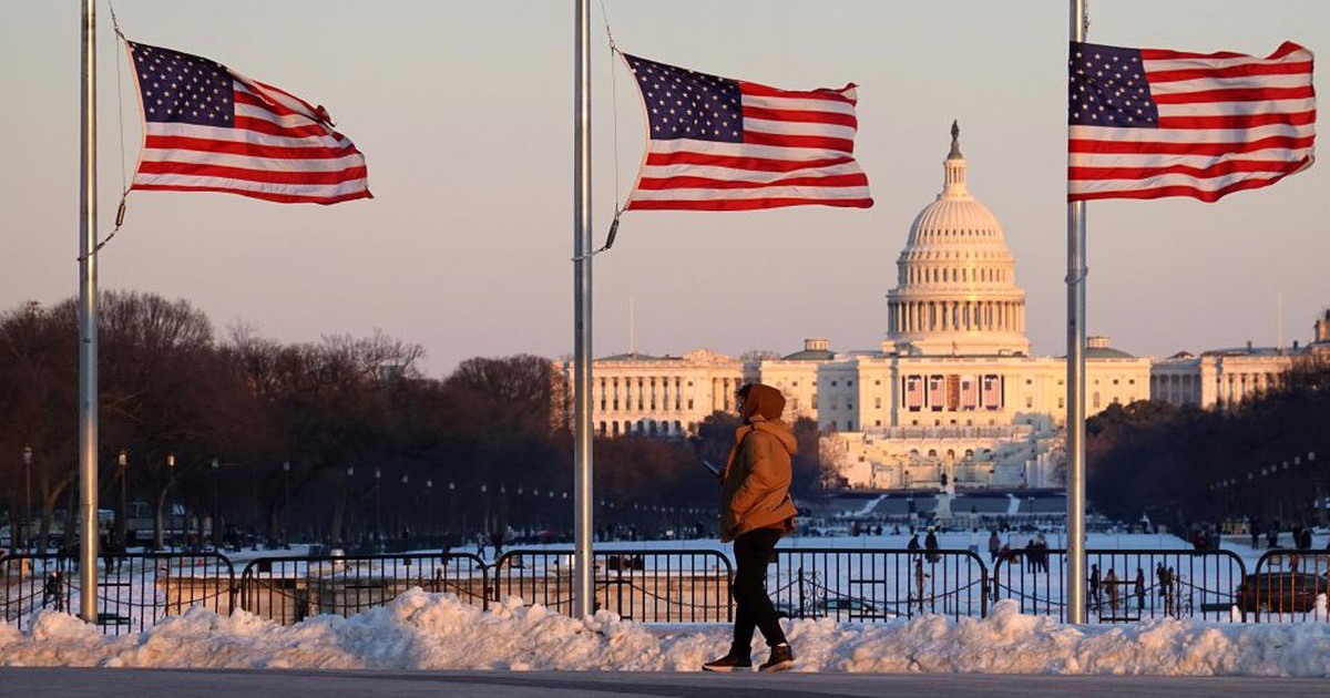 The governor of Texas violated the White House order and raised the flag to celebrate Mr. Trump’s inauguration