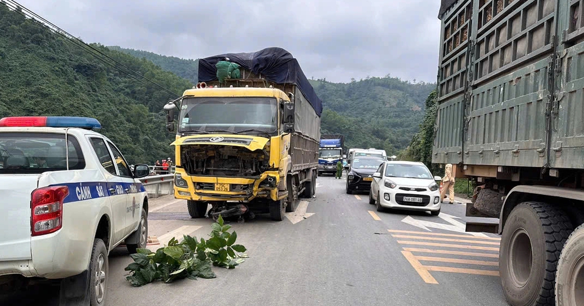 Quảng Trị: Tai nạn tr&ecirc;n QL9, 2 người tử vong, giao th&ocirc;ng &ugrave;n tắc