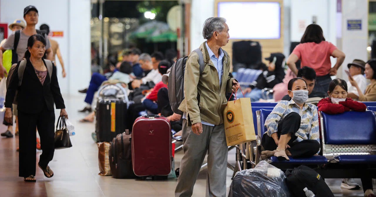 Ùn tắc bủa vây, nhiều người lỡ chuyến tàu về quê ăn tết