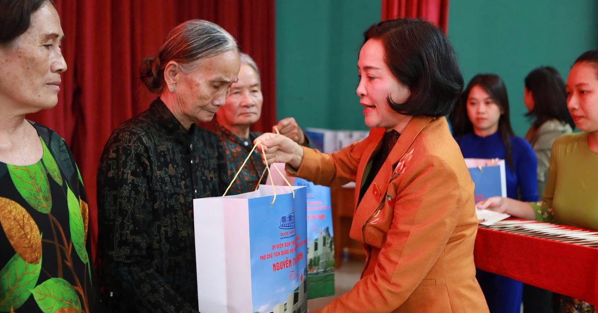 Phó chủ tịch Quốc hội Nguyễn Thị Thanh thăm, tặng quà tết tại tỉnh Bình Thuận