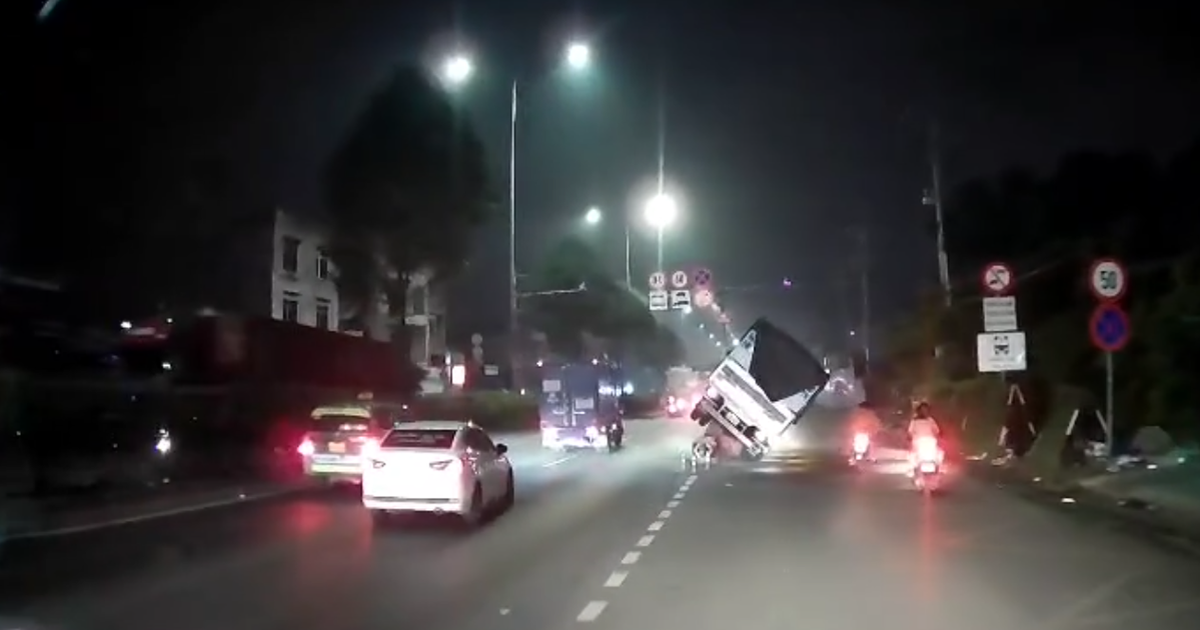 Khiếp v&iacute;a xe tải t&ocirc;ng dải ph&acirc;n c&aacute;ch, lật nghi&ecirc;ng su&yacute;t đ&egrave; tr&uacute;ng 4 người đi đường