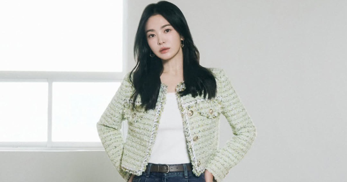 Learn from Song Hye Kyo how to coordinate a classy cold-season jacket for free