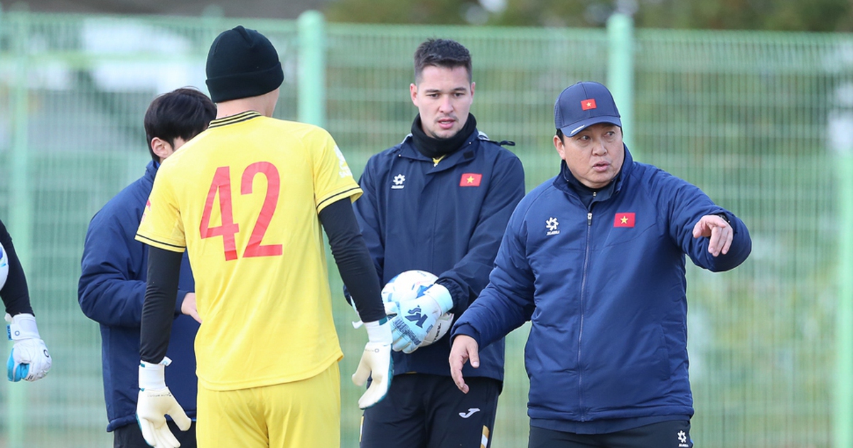 Former Korean team goalkeeper bids farewell to Vietnam: Who remains with teacher Kim?