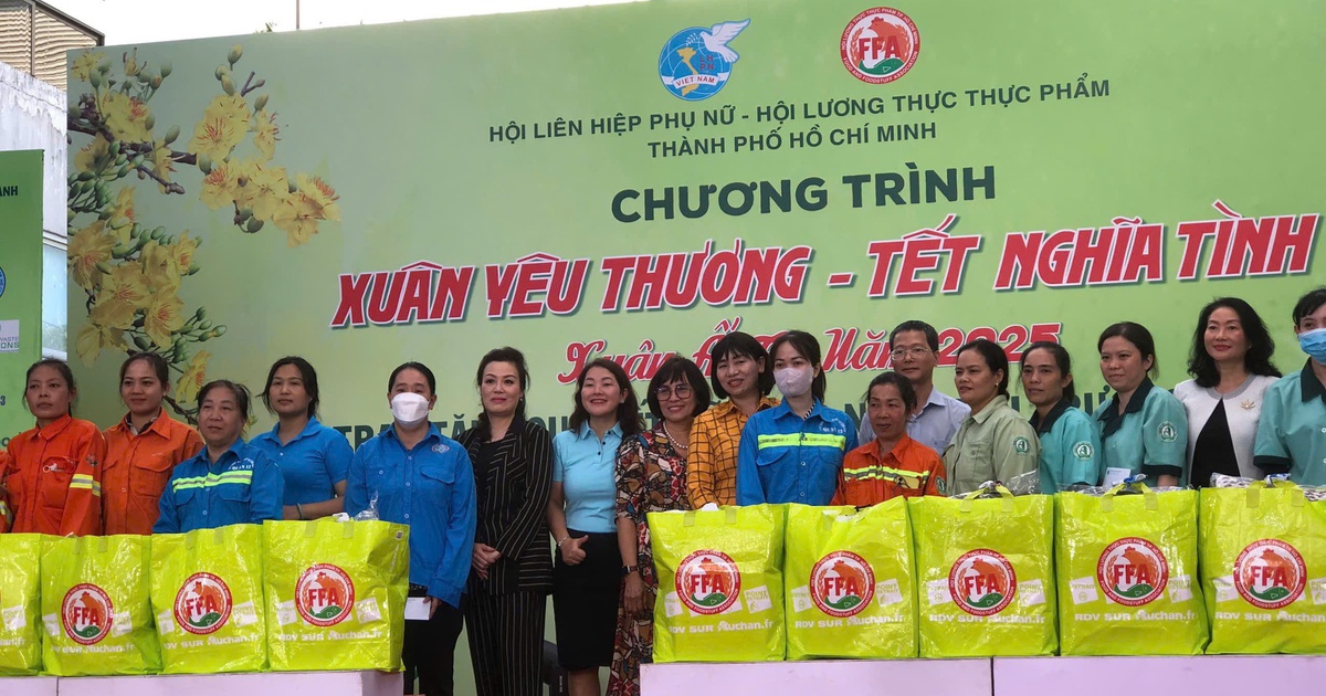 Nữ c&ocirc;ng nh&acirc;n vệ sinh m&ocirc;i trường bất ngờ được mời thưởng thức b&aacute;nh t&eacute;t, dưa hấu