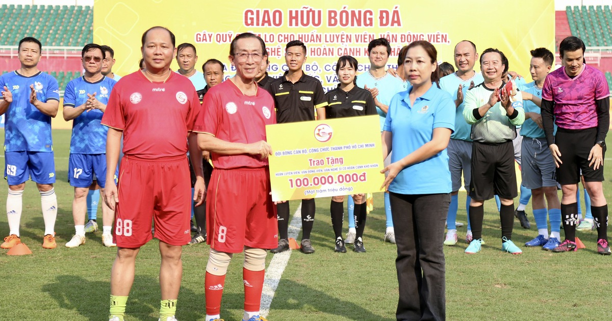 Meaningful football tournament, bringing in nearly 600 million VND for disadvantaged athletes and artists