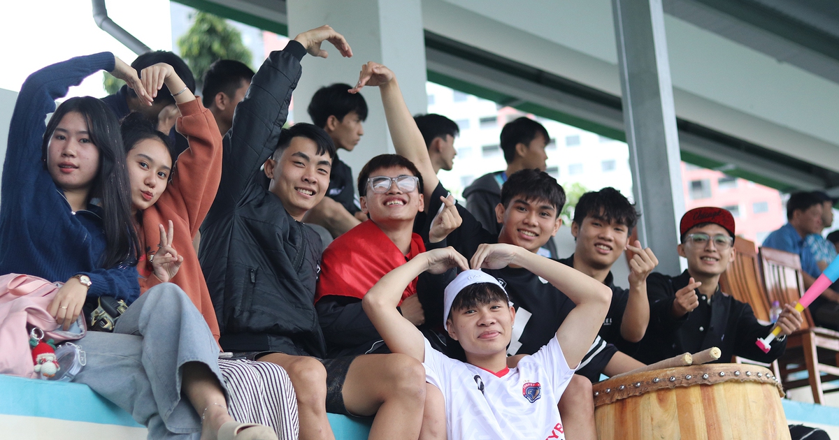 CĐV ĐH Nha Trang đội mưa tiếp lửa cho đội nhà: 'Mưa không là vấn đề' | TNSV THACO cup 2025