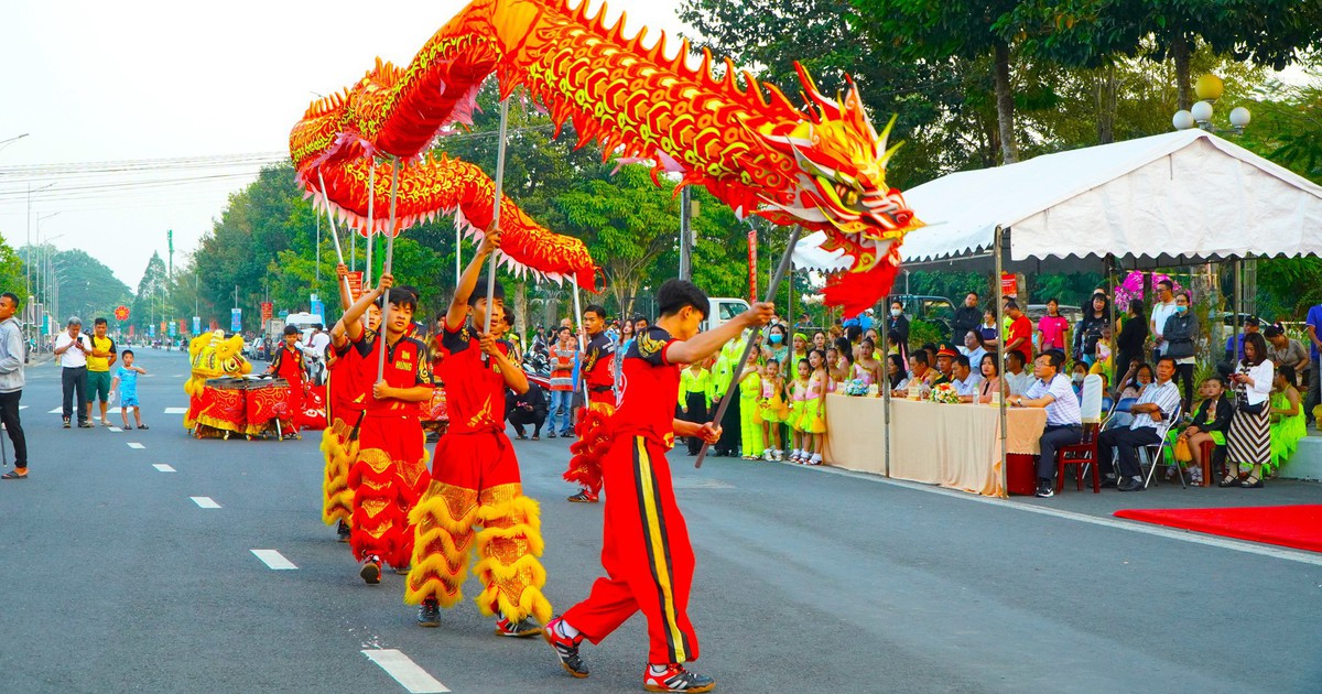 Can Tho organizes a bicycle race and lion and dragon competition to celebrate At Ty spring